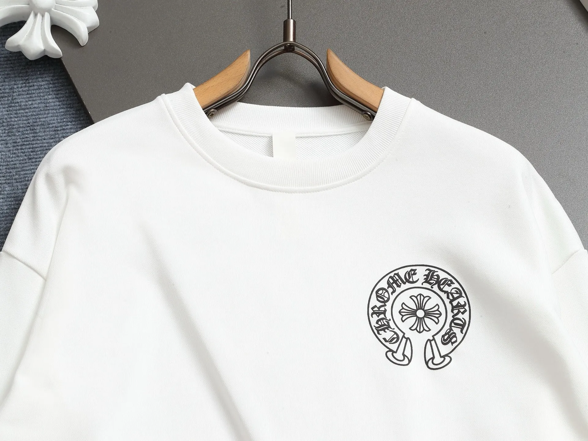 P230  Chrome hearts ch克罗心十字架马蹄LOGO印花工艺圆领卫衣 版型大 宽松有型区别低版本瘦长版型上身拉胯 百分百承诺:顶级品质不做快餐货市面最高版本 顶级品质，420克  26支定制定染双纱棉，男女同款，三标齐全。 Color: Black White Size: XS-L